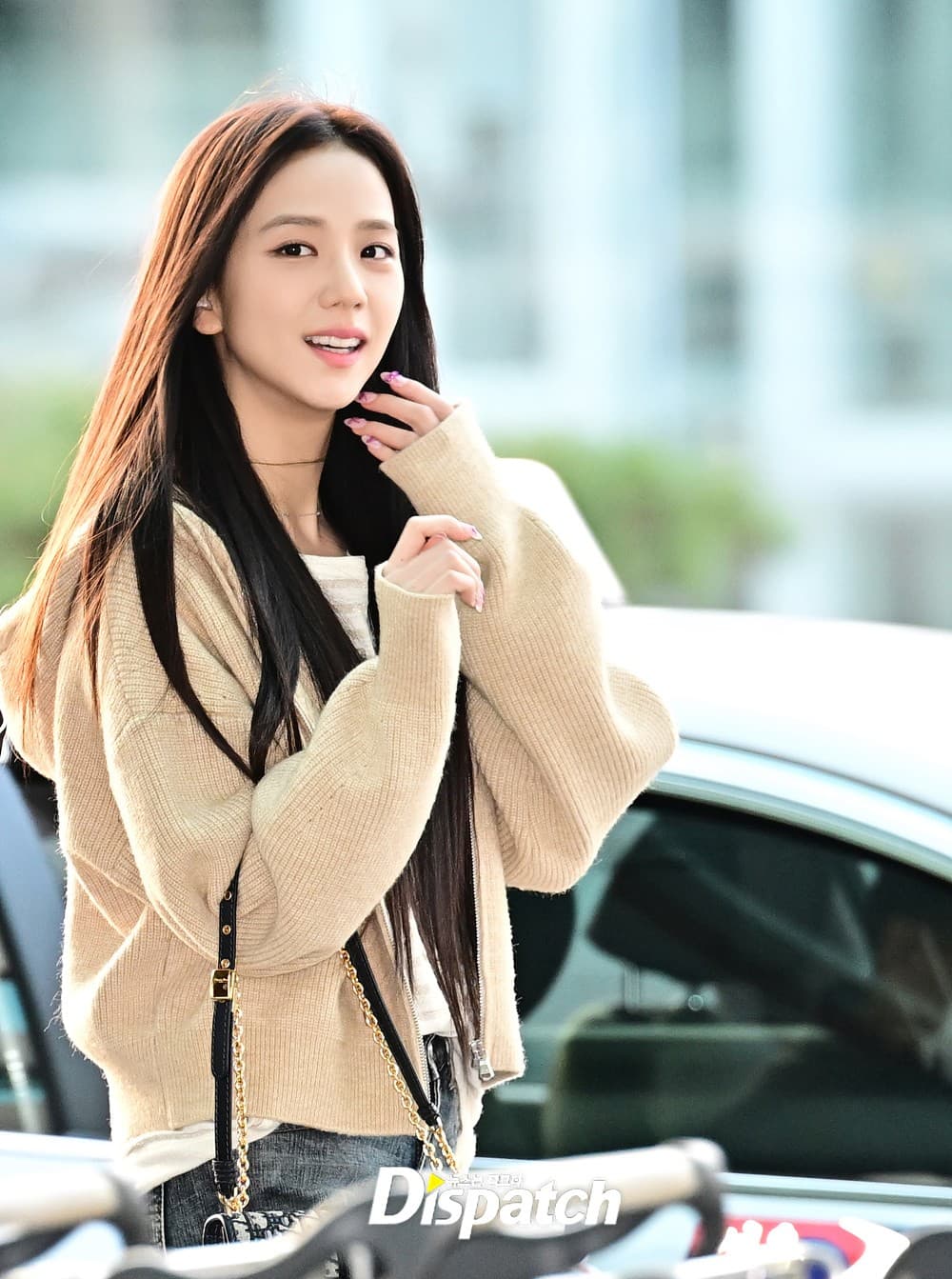 JISOO photo 4